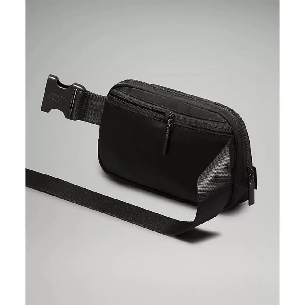 Everywhere Belt Bag 1L - Black/Black - Picture 4 of 6